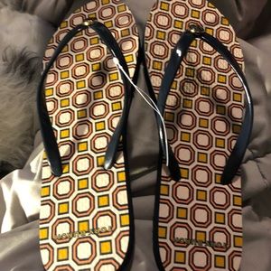 Tory Burch flip flops in navy/ballet pink octagon